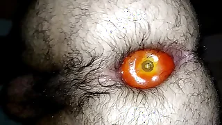 Enfiando um tomate enorme ungenerous meu cuzinho peludo
